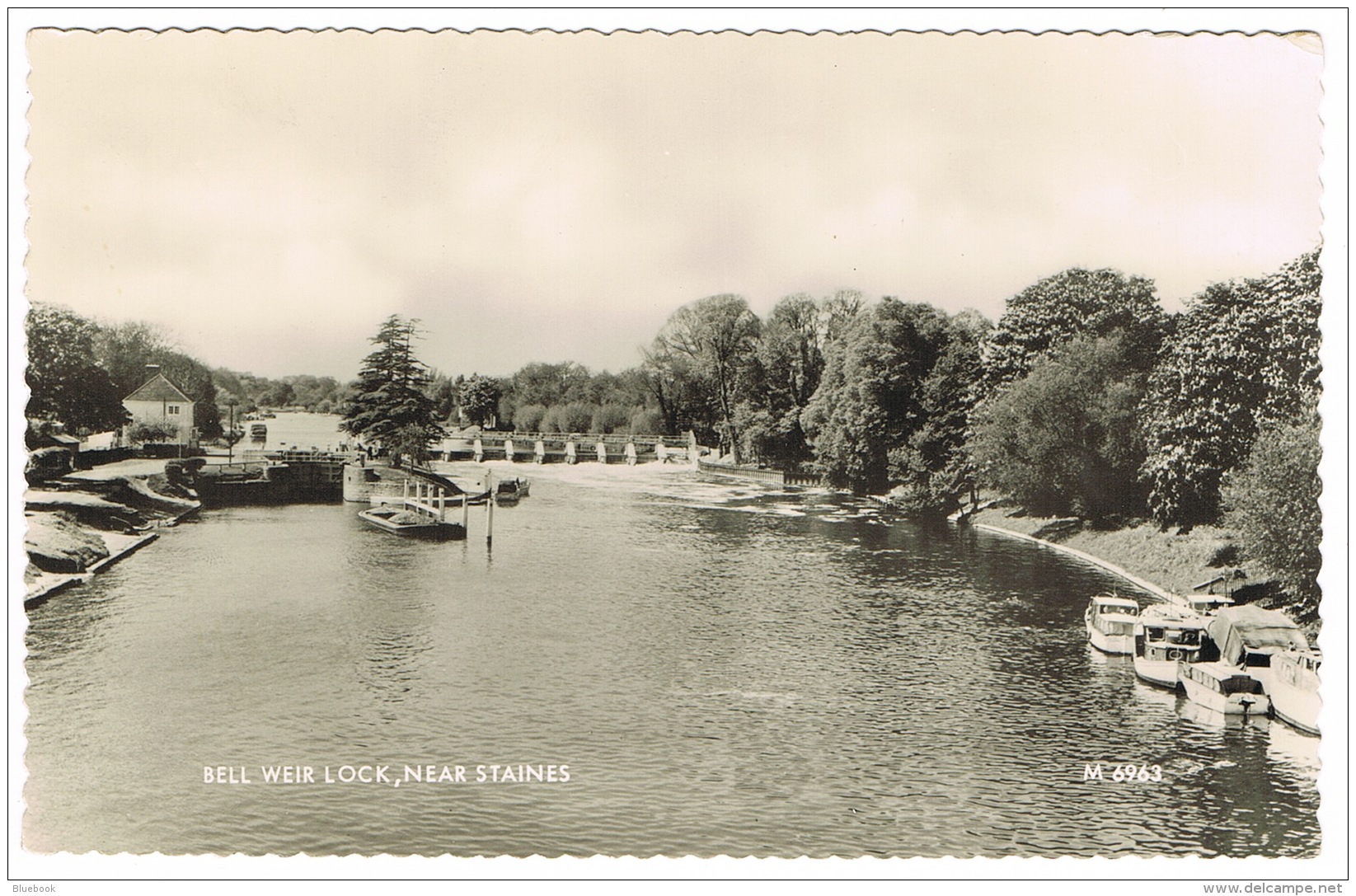 RB 1147 -  1967 Real Photo Postcard - Bell Weir Lock Near Staines - Middlesex - Middlesex