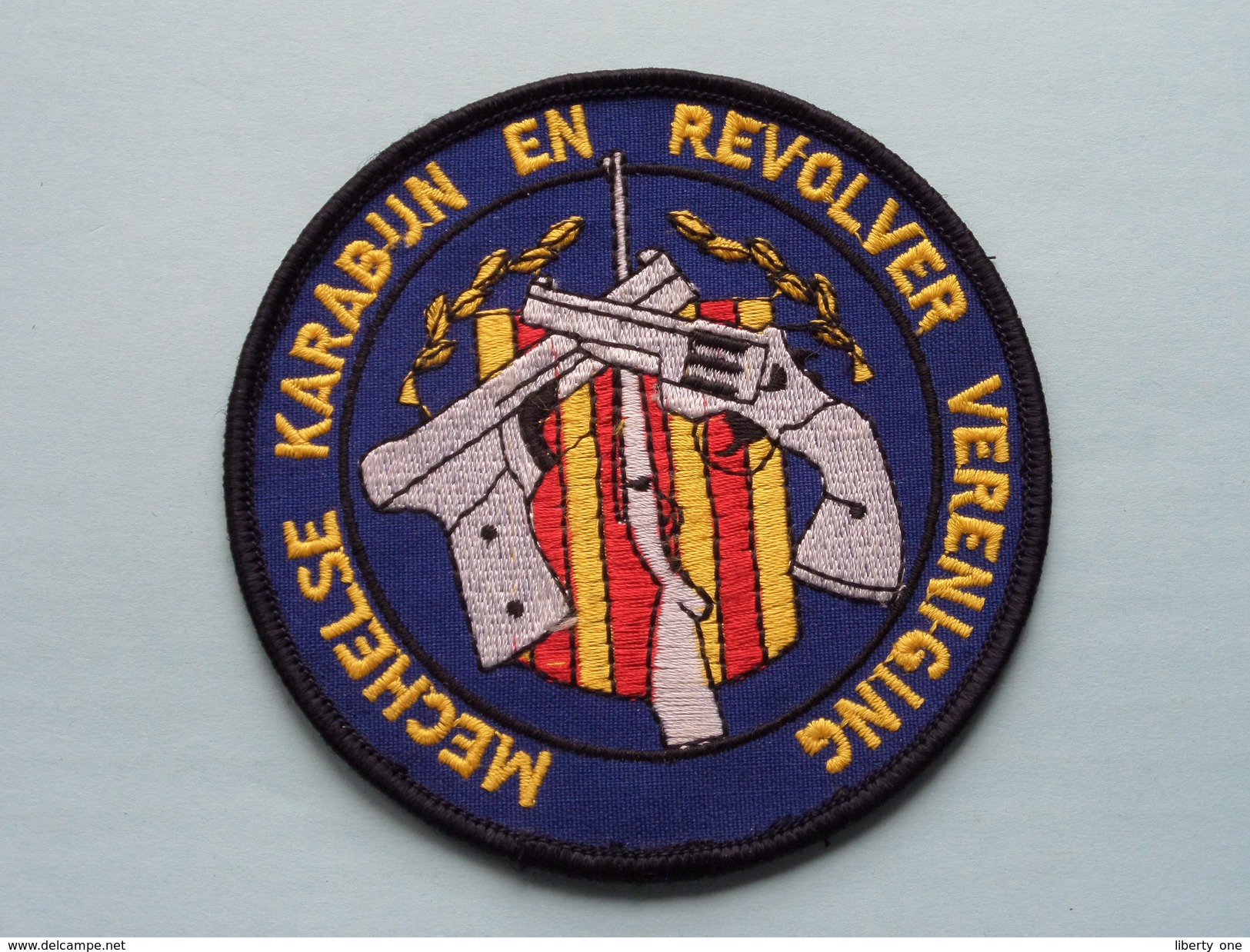 MECHELSE KARABIJN En REVOLVER Vereniging ( Details - Zie Foto´s Voor En Achter ) België !! - Escudos En Tela