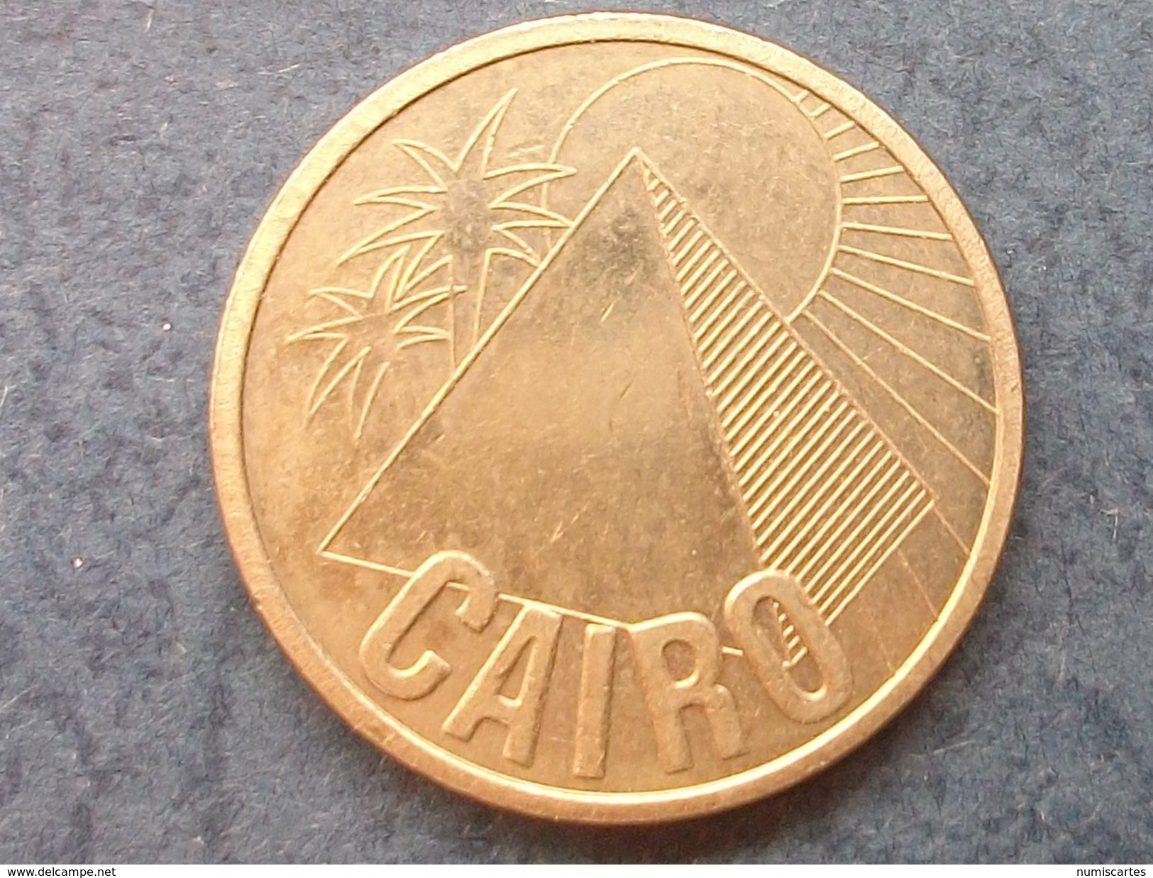 Médaille CAIRO Pyramide Avec Soleil Diametre 26 Mm - Non Classés