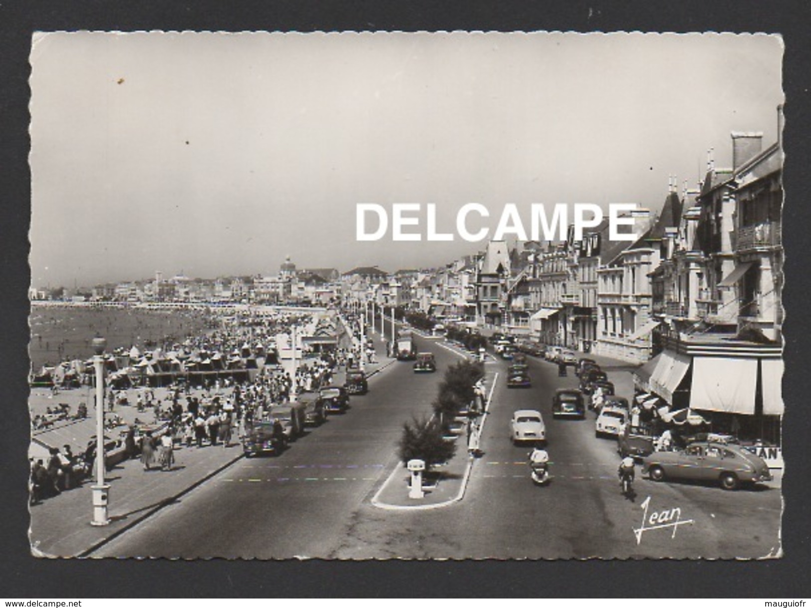 DF / 85 VENDÉE / SABLES D'OLONNE / LE REMBLAI ET LA PLAGE / VOITURES ANCIENNES / ANIMÉE - Sables D'Olonne