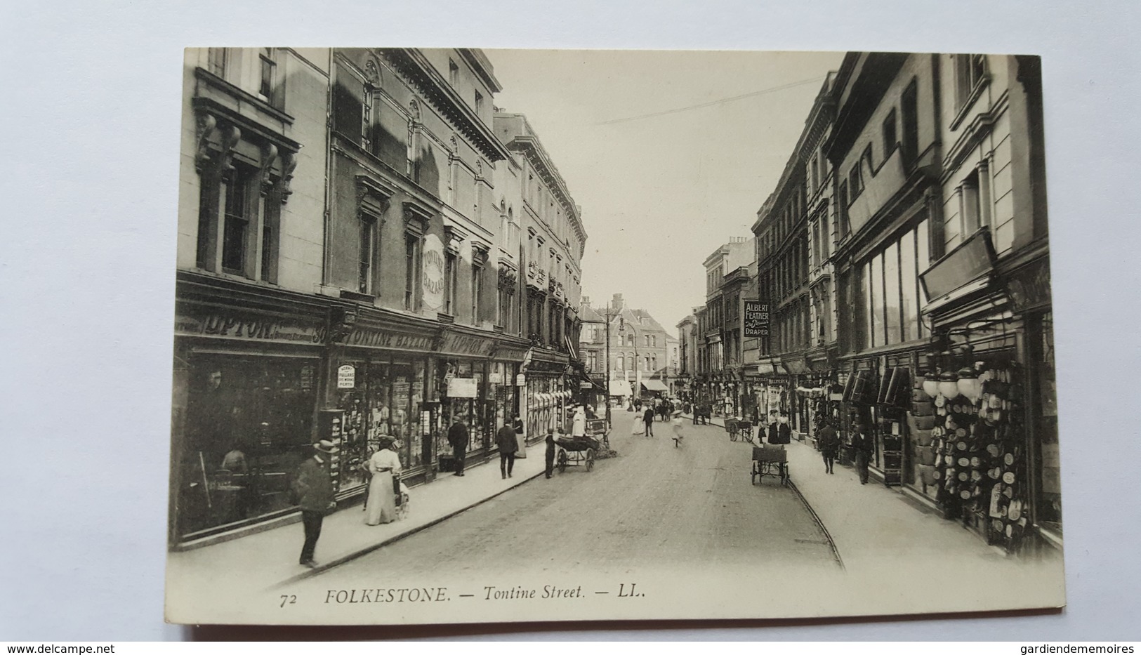 Angleterre - Folkestone - Tontine Street - Colonne De Carte Postale Devant Le Bazar - Folkestone