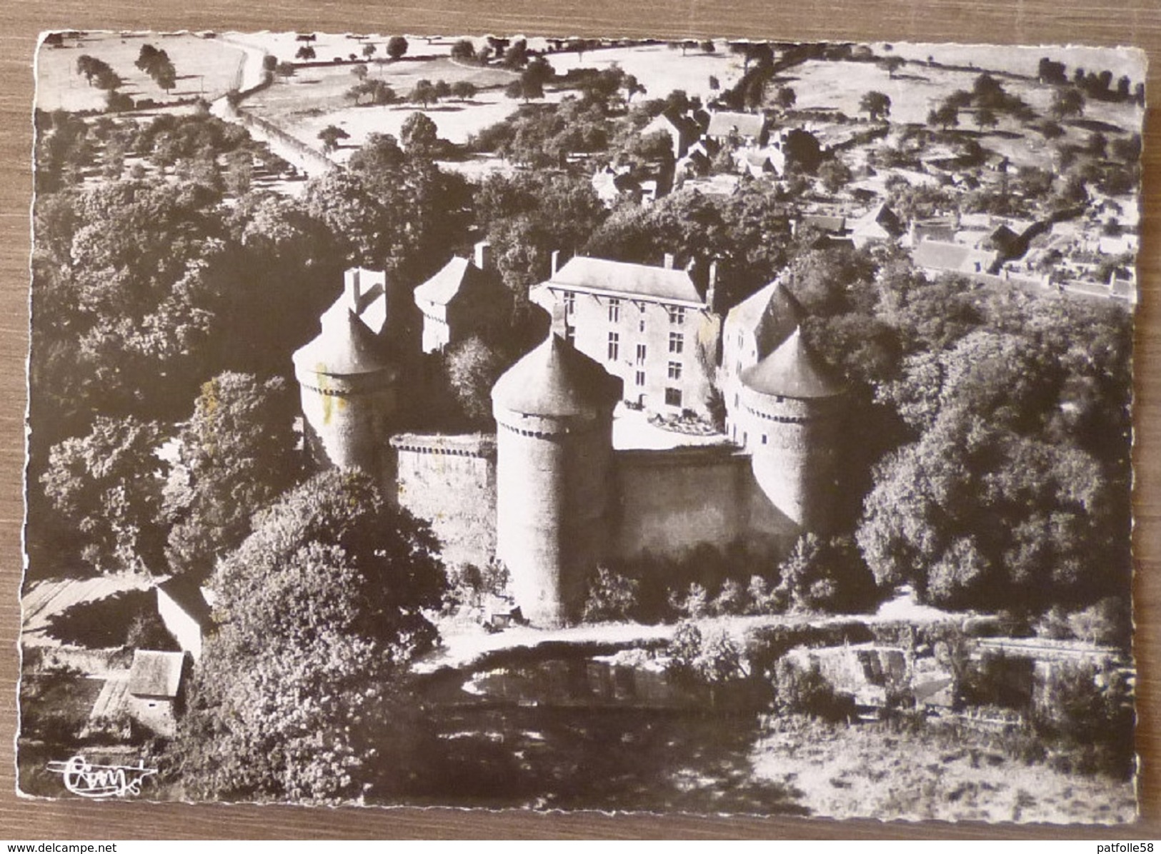 LASSAY (53). LE CHATEAU.VUE AERIENNE.CIRCULE.TBE. - Lassay Les Chateaux