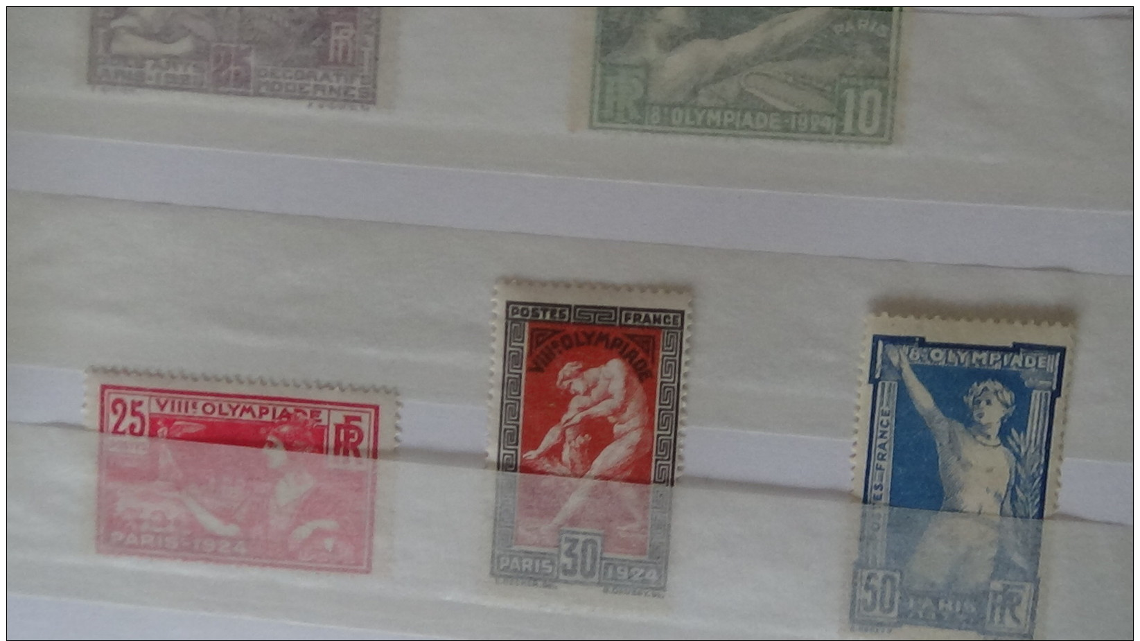 A Belle colection de timbres ** de France années 40. Cote très sympa. A saisir !!!