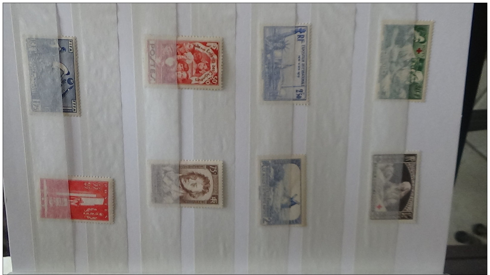 A Belle colection de timbres ** de France années 40. Cote très sympa. A saisir !!!