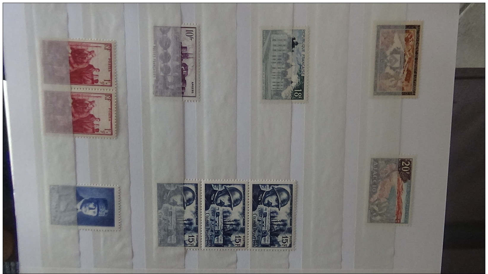 A Belle colection de timbres ** de France années 40. Cote très sympa. A saisir !!!