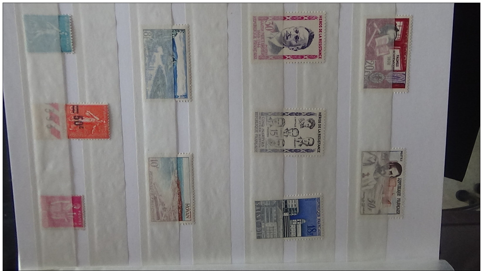 A Belle colection de timbres ** de France années 40. Cote très sympa. A saisir !!!