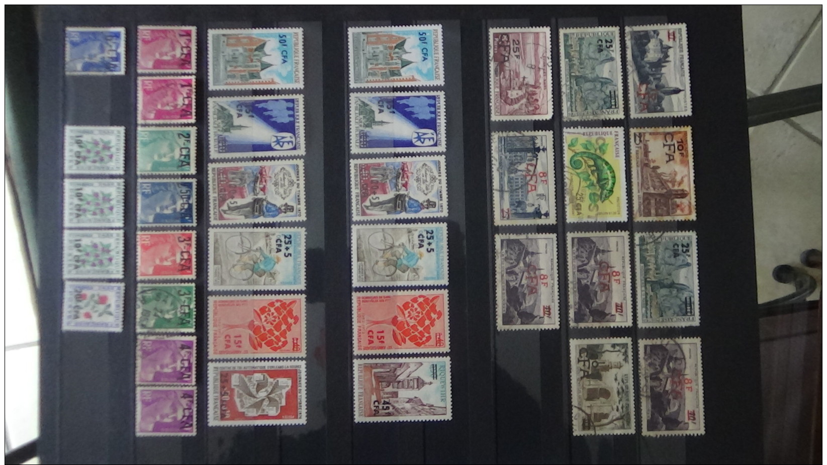 B Collection d'anciennes colonies Françaises tous états (timbres Réunion CFA **). A saisir !!!