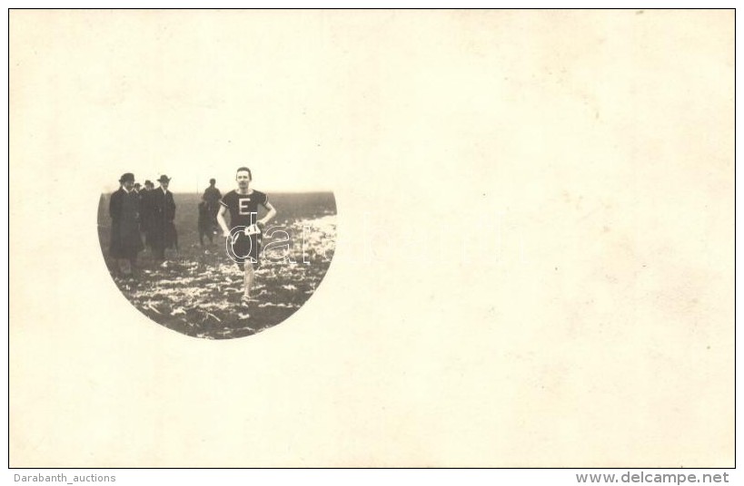 T2 1915 Magyar Katona Fut&oacute;versenyen / Hungarian Soldier At A Running Race, Photo - Zonder Classificatie