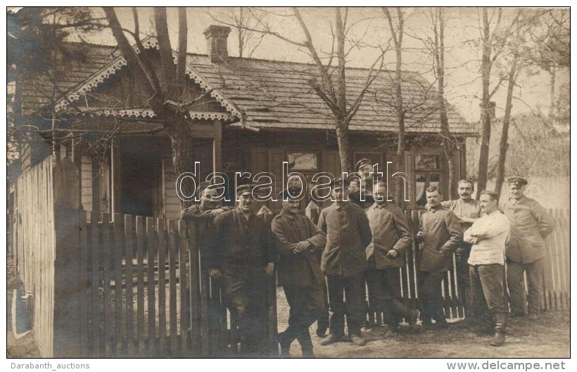 * T2 WWI German Soldiers, Wooden House, Group Photo - Zonder Classificatie