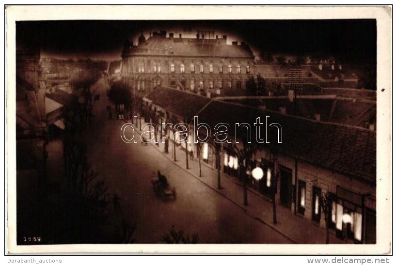 T2/T3 Kom&aacute;rom, Kom&aacute;rno; Utcak&eacute;p &eacute;jjel, &uuml;zletek / Street View At Night, Shops,... - Non Classés