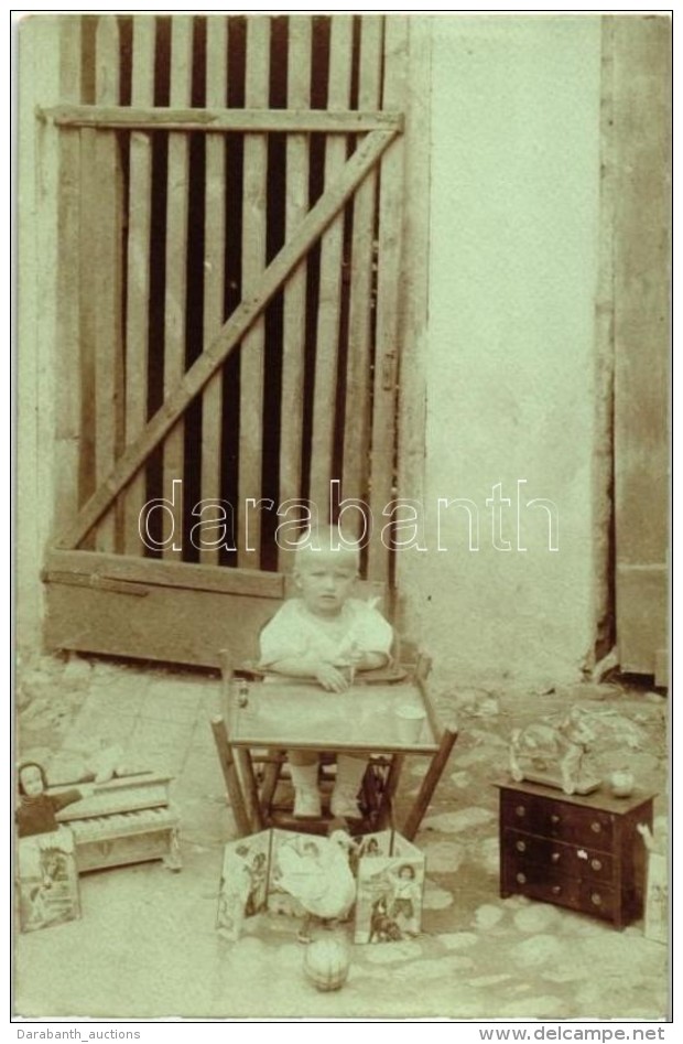 * T2 1915 Beszterceb&aacute;nya, Banska Bystrica; Kisgyerek J&aacute;t&eacute;kokkal / Child With Toys, Photo - Zonder Classificatie