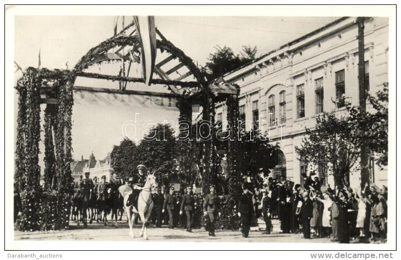 ** T2/T3 1940 Nagyv&aacute;rad, Oradea; Bevonul&aacute;s, Horthy Mikl&oacute;s A D&iacute;szkapu Alatt / Entry Of... - Zonder Classificatie