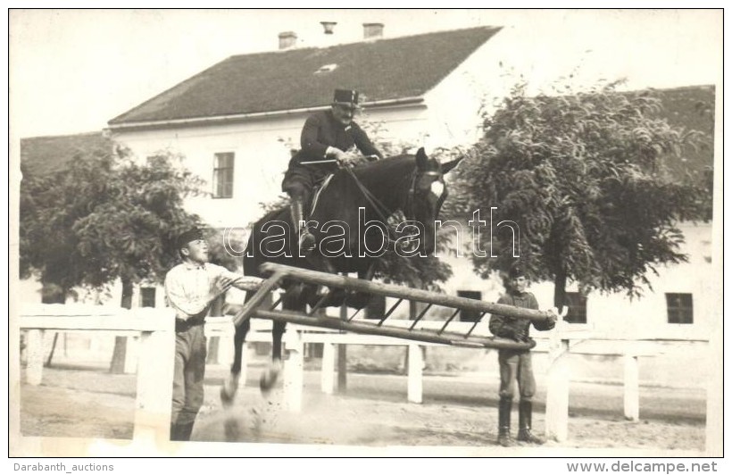 T2 1916 Debrecen, Laktanya (?) Brav&uacute;ros L&oacute;ugrat&aacute;s, Photo - Sin Clasificación