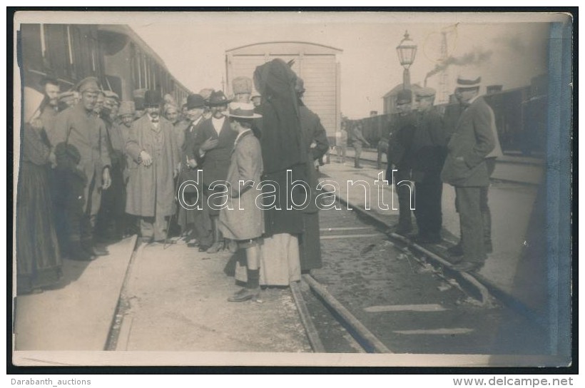 Cca 1914 Katon&aacute;k Indulnak A Frontra / Soldiers On The Way To The Field. 9x14 Cm - Andere & Zonder Classificatie