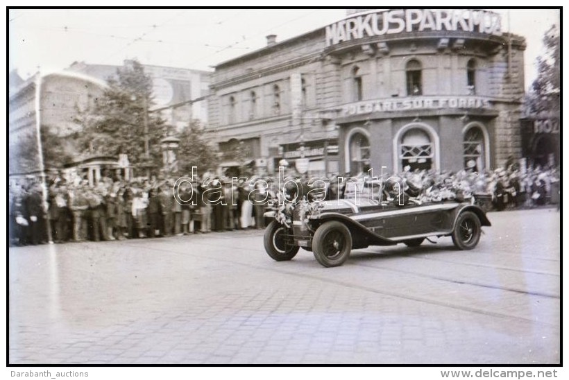 Cca 1930 Budapest, Nyitott Automobilon &eacute;rkezik Valaki, H&aacute;tt&eacute;rben &uuml;nneplÅ‘ T&ouml;meggel,... - Autres & Non Classés