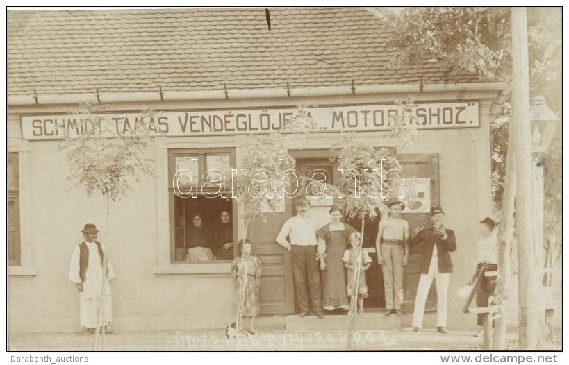 T2 1908 Gyorok, Ghioroc; Schmidt Tam&aacute;s Vend&eacute;glÅ‘je A 'Motoroshoz', Az Ajt&oacute;ban... - Non Classés