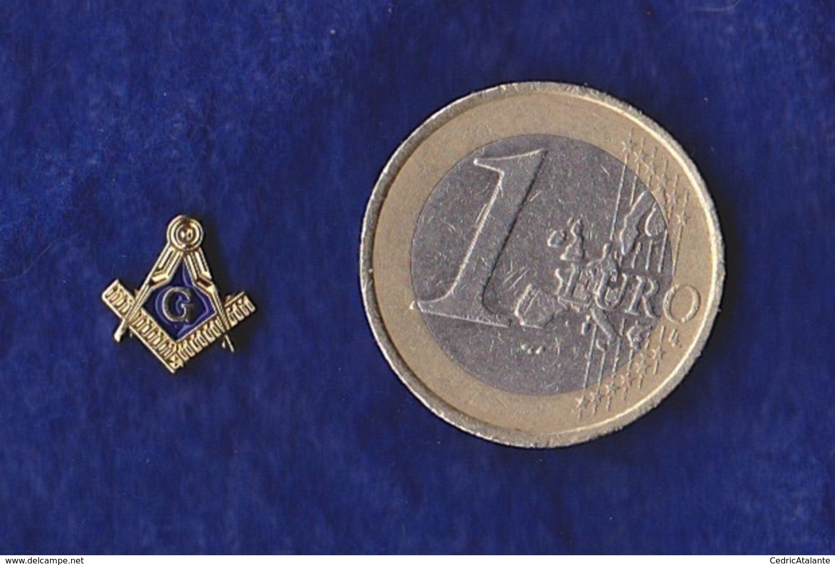 Pin's Maçonnique - Symboles Equerre Sur Compas Et Lettre G 10 Mm - Franc-Maçonnerie - Freemasonry - Godsdienst & Esoterisme