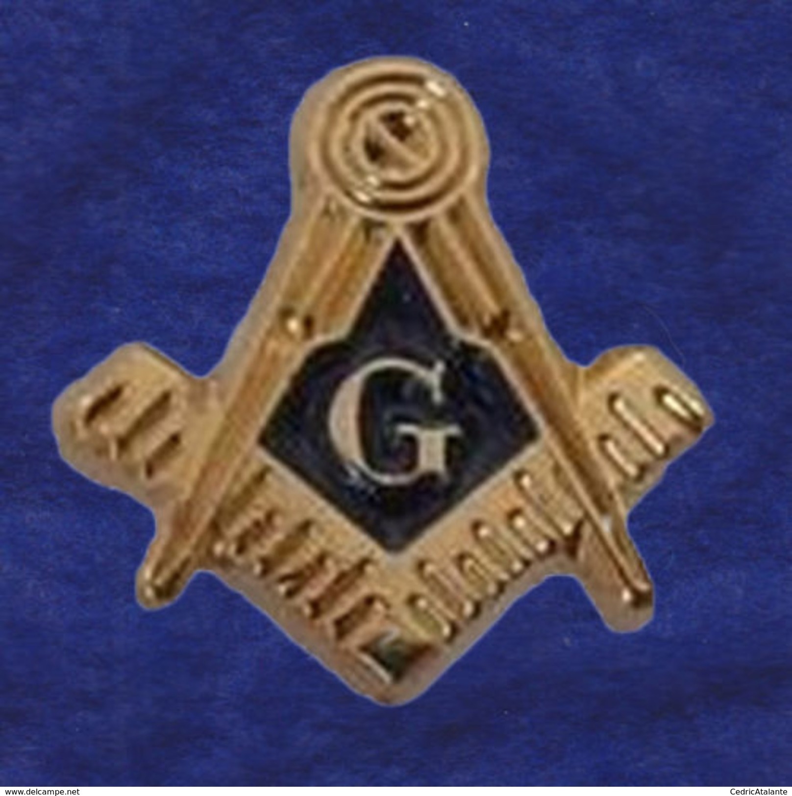 Pin's Maçonnique - Symboles Equerre Sur Compas Et Lettre G 10 Mm - Franc-Maçonnerie - Freemasonry - Godsdienst & Esoterisme