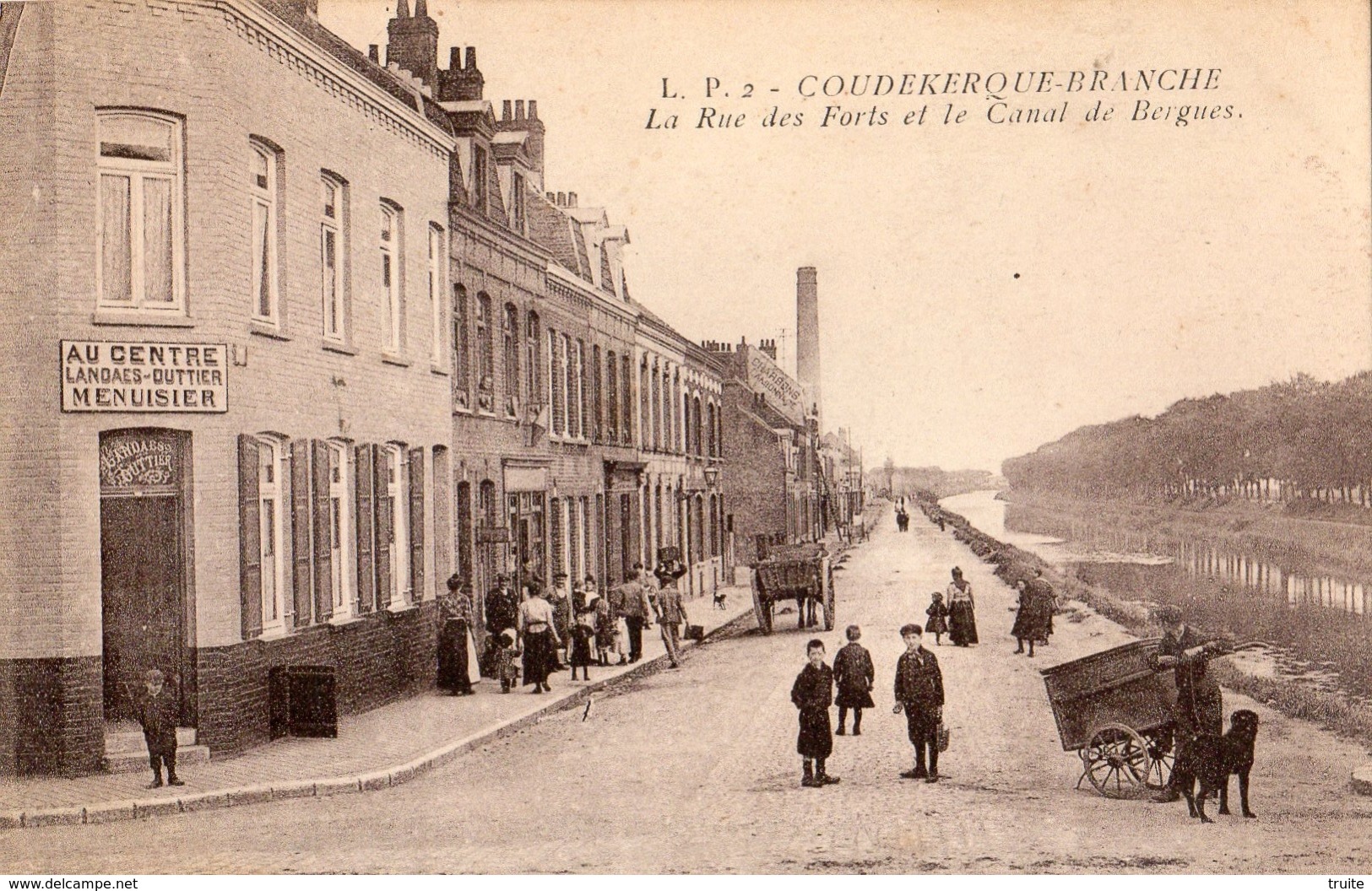 COUDEKERQUE-BRANCHE LA RUE DES FORTS ET LE CANAL DE BERGUES ATTELAGE DE CHIEN - Coudekerque Branche