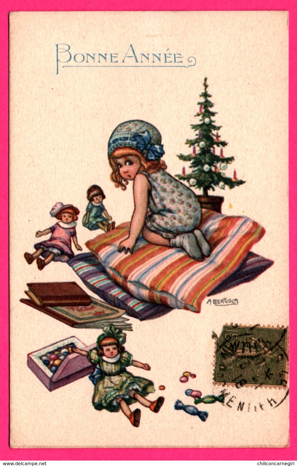 Illustration A. BERTIGLIA - Petite Fille Sur Coussins Au Pied Du Sapin - Nöel - Poupées - Bonbons - Bonne Année - 1918 - Bertiglia, A.