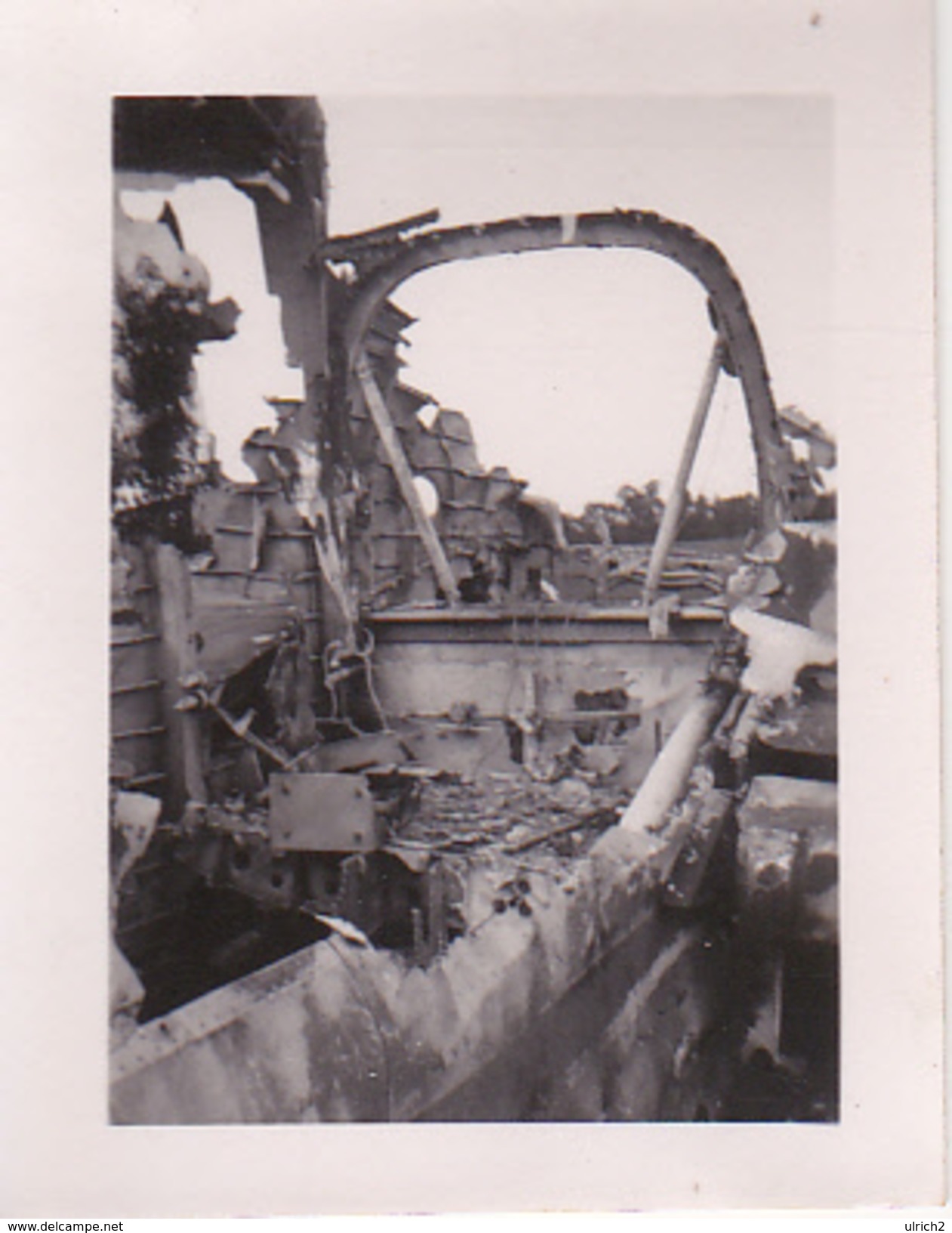 Foto Ausgebranntes Fahrzeug - 2. WK - 5,5*4cm (28411) - Krieg, Militär