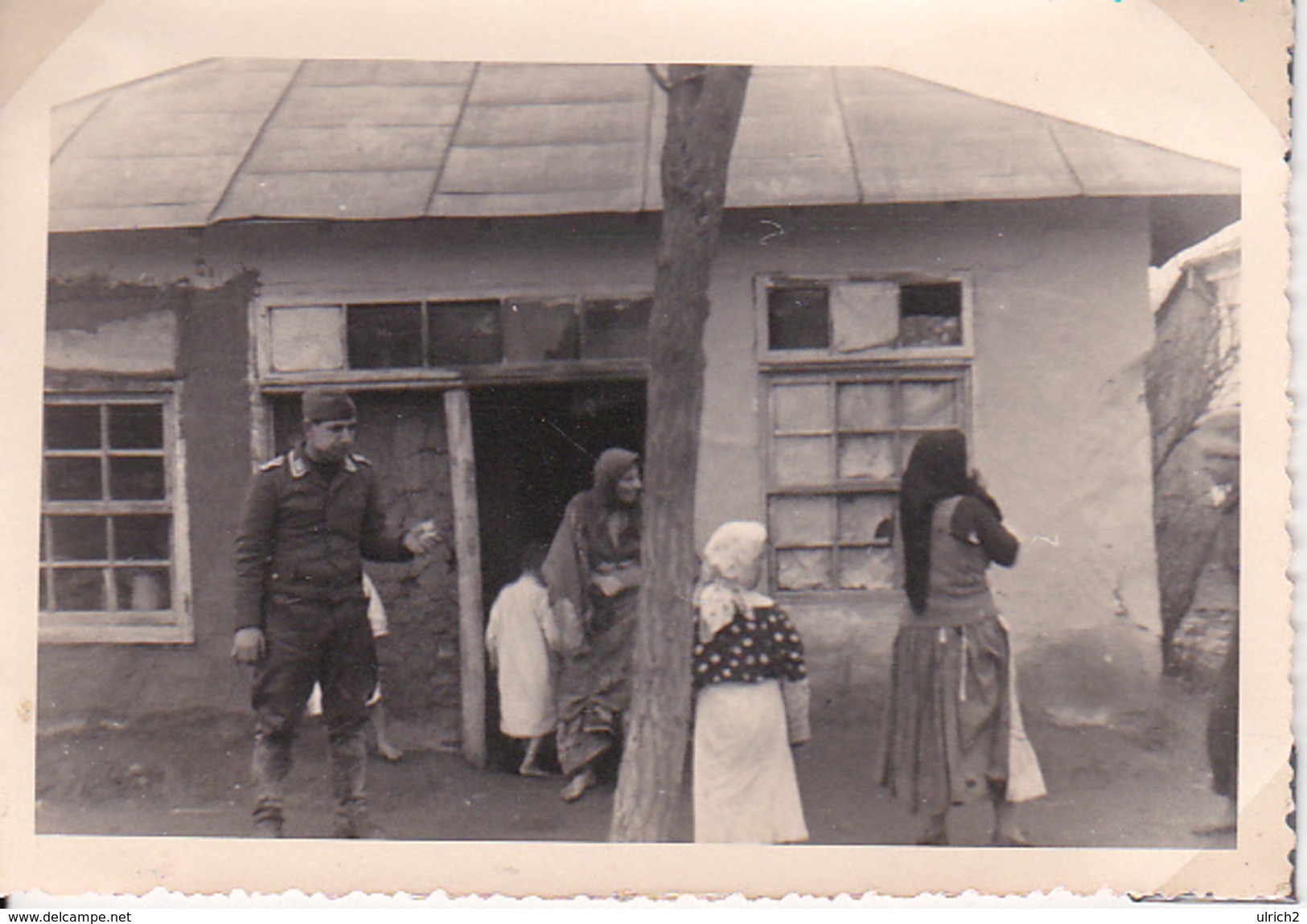 Foto Deutscher Soldat Mit Dorfbevölkerung In Südosteuropa - 2. WK - 9*6cm (28432) - Krieg, Militär