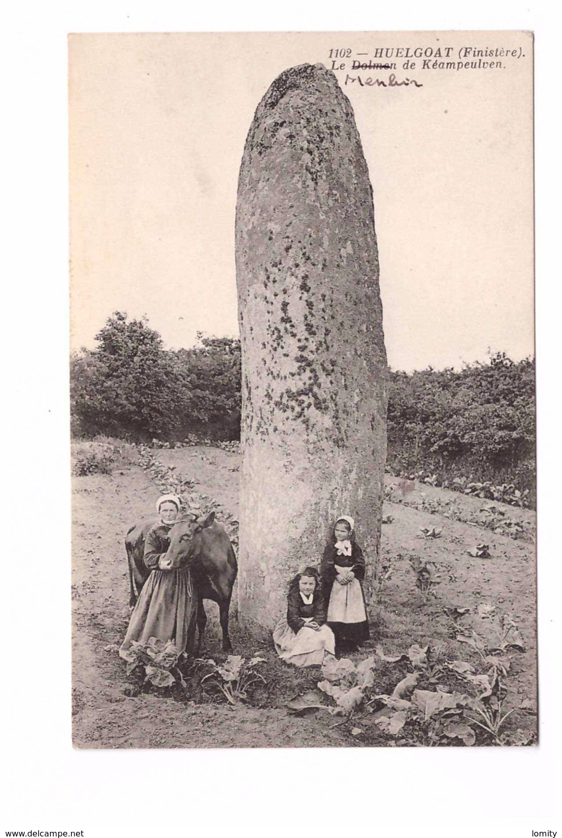 29 Huelgoat Dolmen Menhir De Keampeulven Cpa Animée Vache Femme Enfant Bretonne Breton - Huelgoat