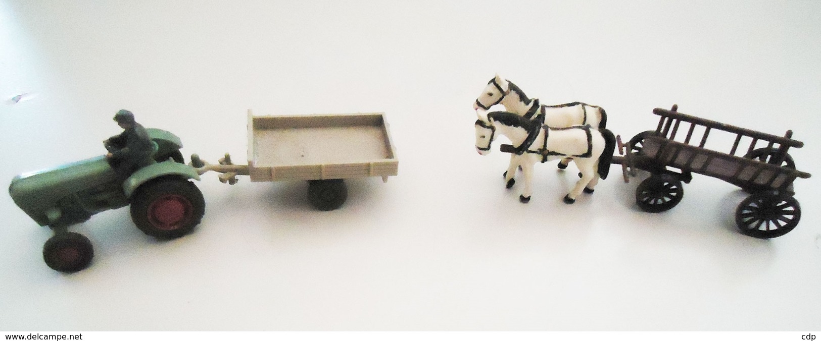 Lot 2 Attelages Miniatures (tracteur Et Chevaux)  1960 - Autres & Non Classés