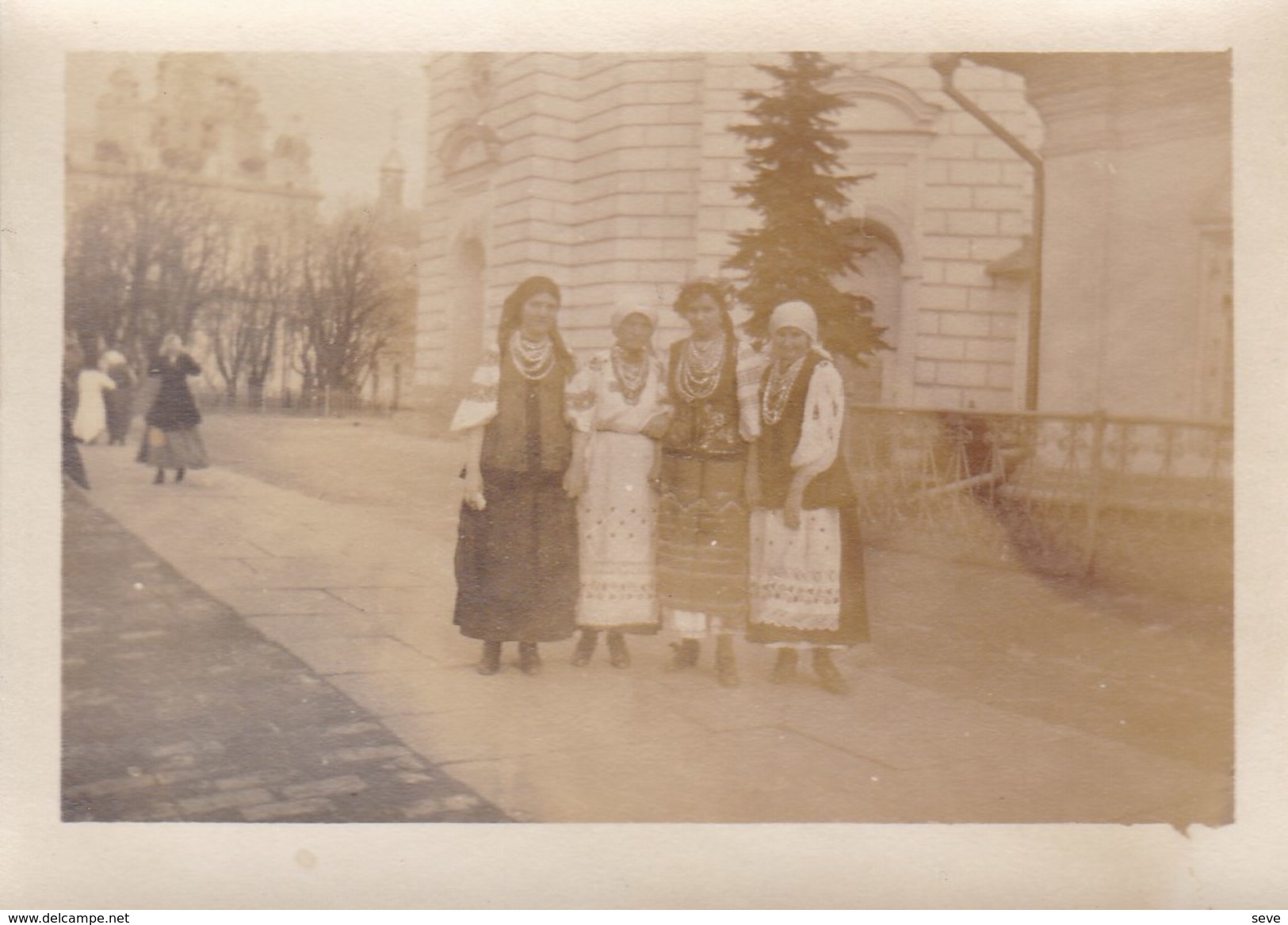 14-18 Russie Automitrailleuses Belges Corps Expéditionnaire  KIEFF  Ukrainiennes En Costume Traditionnels Avril 1917 - 1914-18