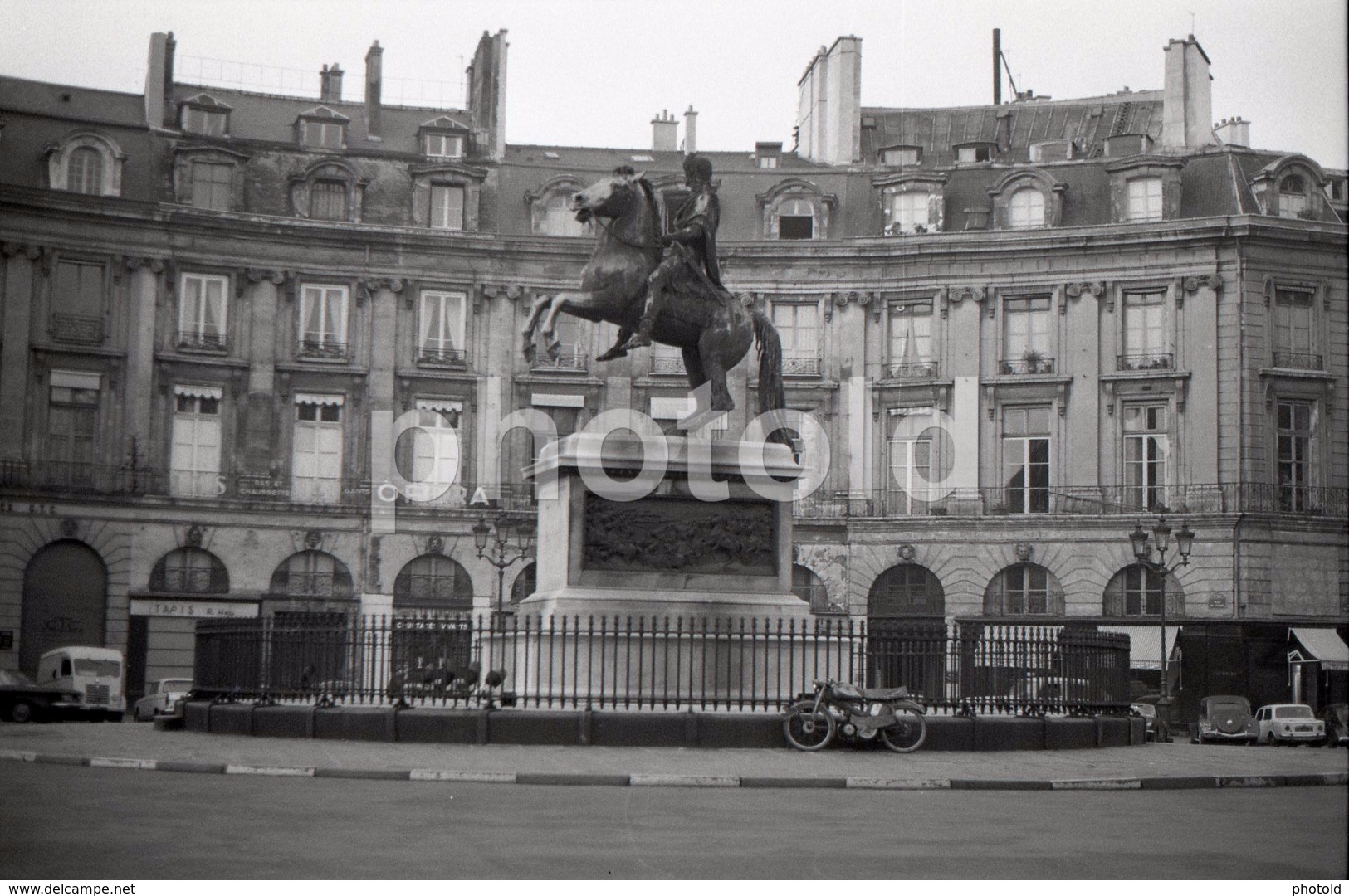 1963 PLACE DES VICTOIRES PARIS FRANCE 35mm  AMATEUR NEGATIVE NOT PHOTO NEGATIVO NO FOTO - Other & Unclassified