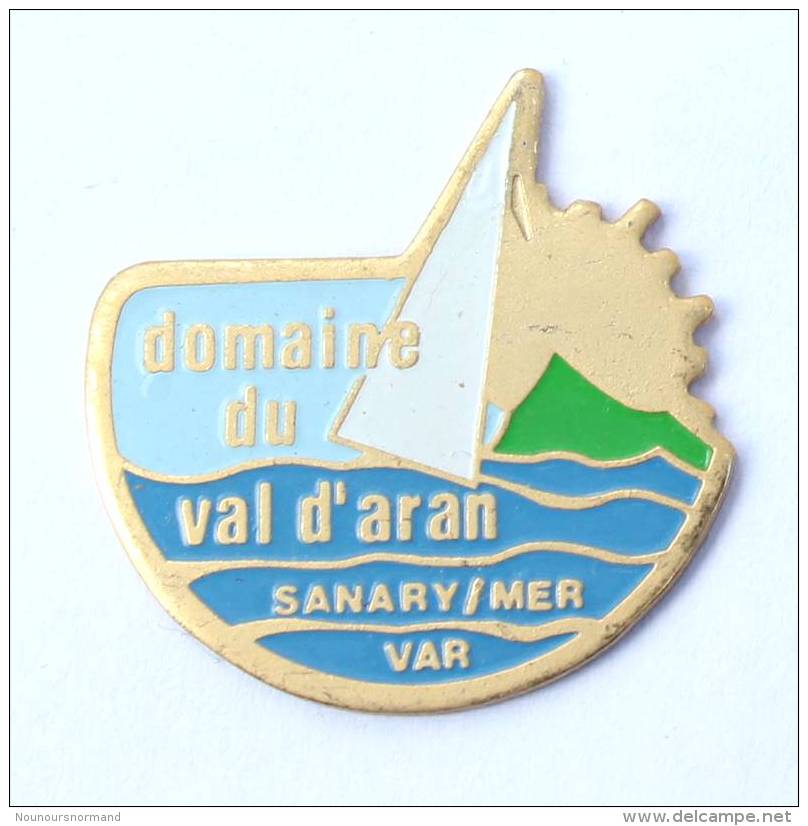 Pin's  SANARY SUR MER (83) - Domaine Du Val D'Aran - Voilier Ou Planche à Voile - G273 - Städte