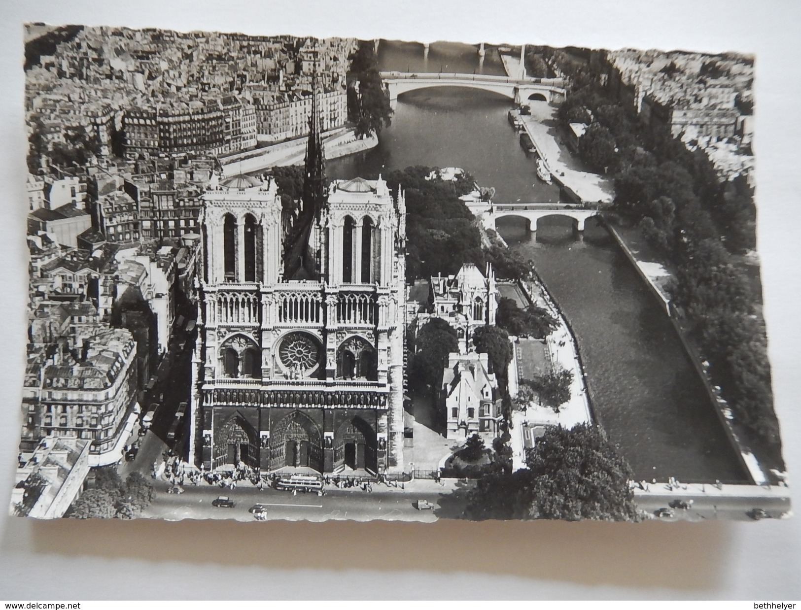 CPSM (75) - EN AVION AU DESSUS DE PARIS - NOTRE DAME - EDIT. ALFA - PHOTO VERITABLES -  C1965 - R564 - Notre Dame De Paris