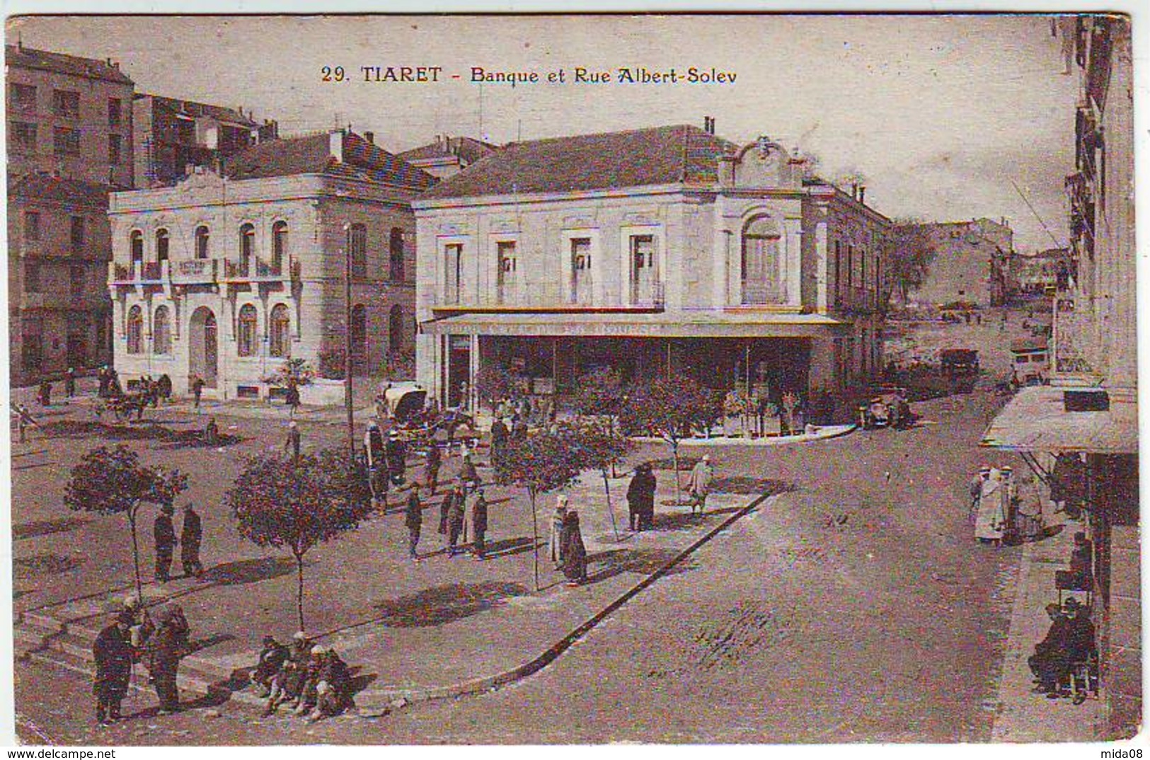 TIARET . BANQUE ET RUE ALBERT SOLEV . ANIMEE - Tiaret