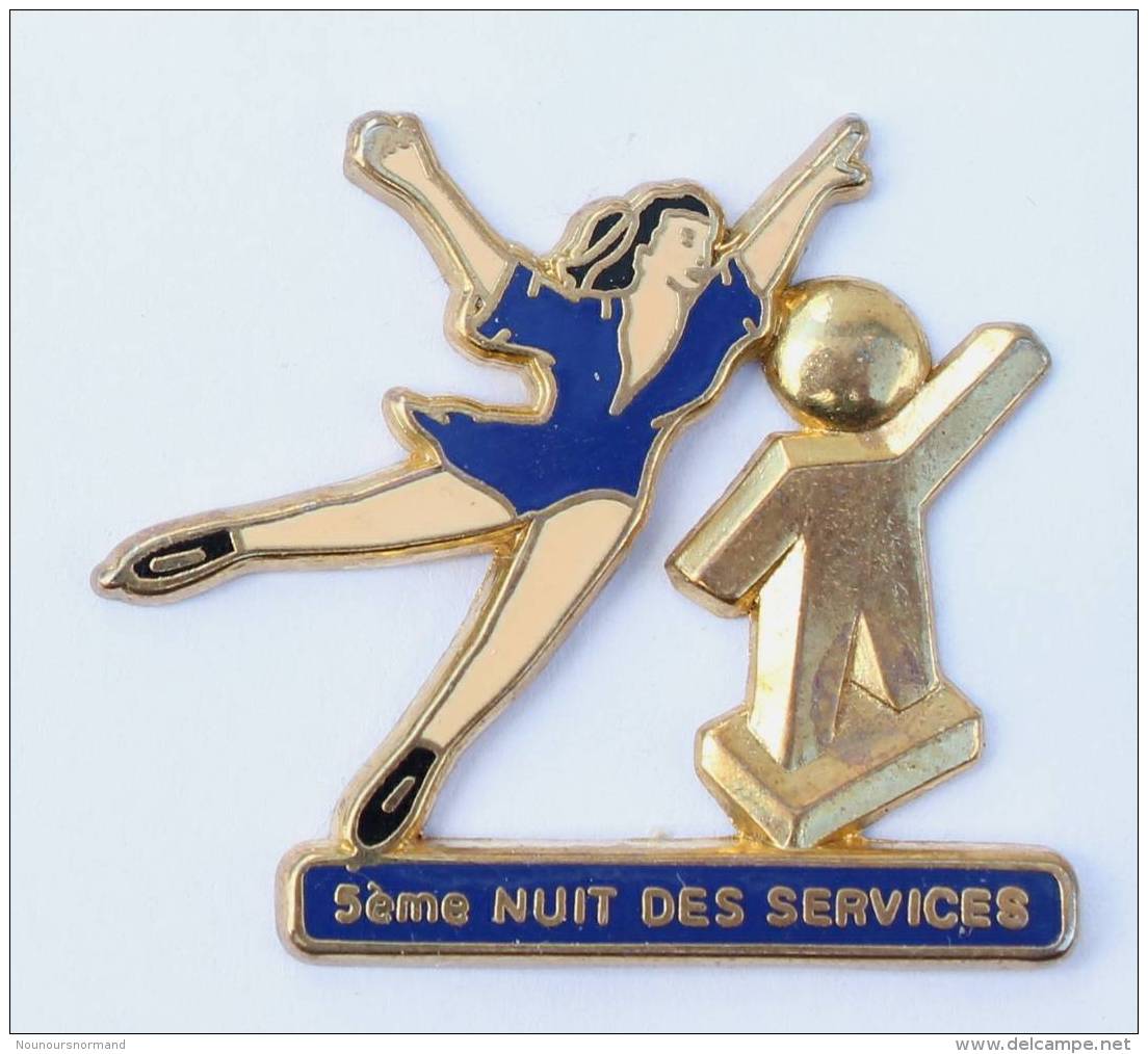 Superbe Pin's 5° NUIT DES SERVICES - Mascotte Et Patineuse  - Zamac - Decat- G292 - Skating (Figure)