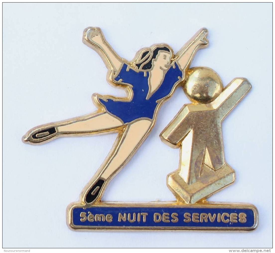 Superbe Pin's 5° NUIT DES SERVICES - Mascotte Et Patineuse  - Zamac - Decat- G292 - Patinage Artistique