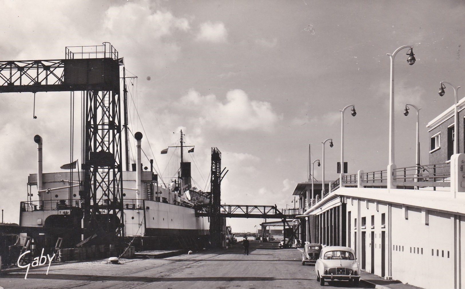 CPSM  Dentelée  NB En PF  De  DUNKERQUE  (59)  -  La Gare Maritime Et L' Entrée Du Ferry-Boat      //  TBE - Dunkerque