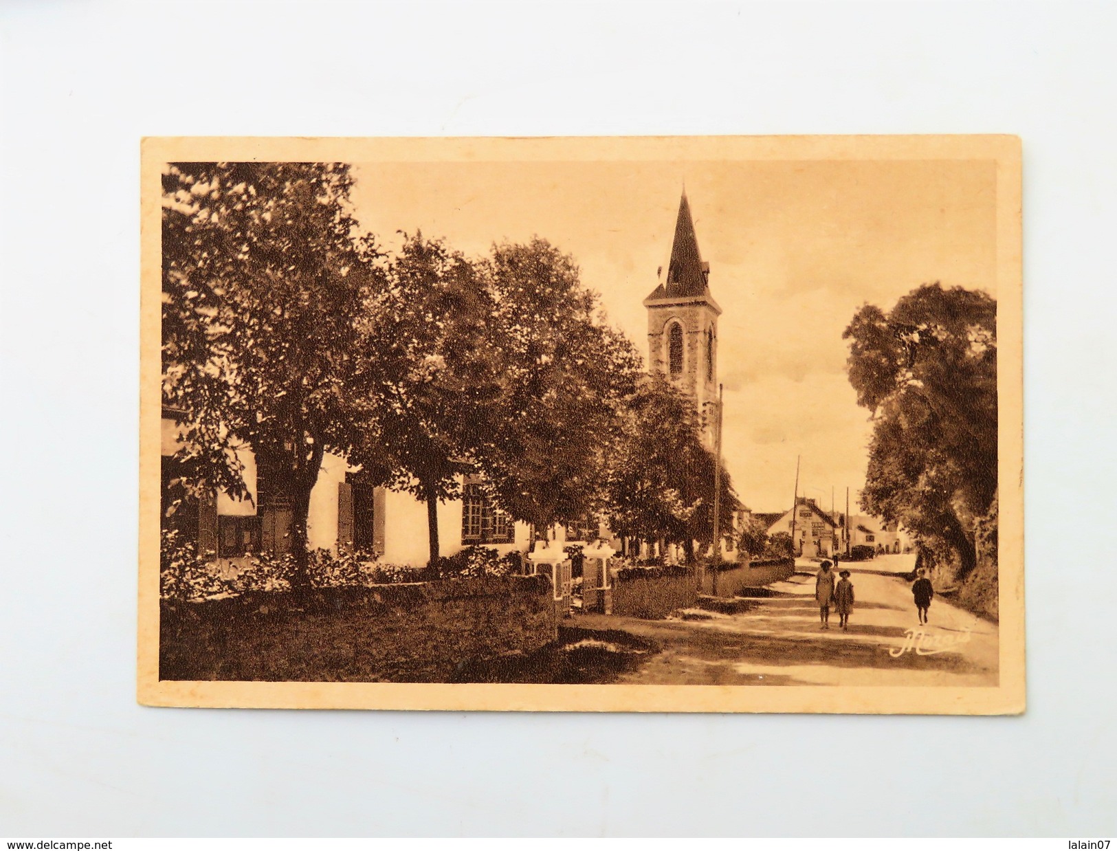 C.P.A. 44 MESQUER : La Mairie Et L' Eglise, Animé, En 1950 - Mesquer Quimiac