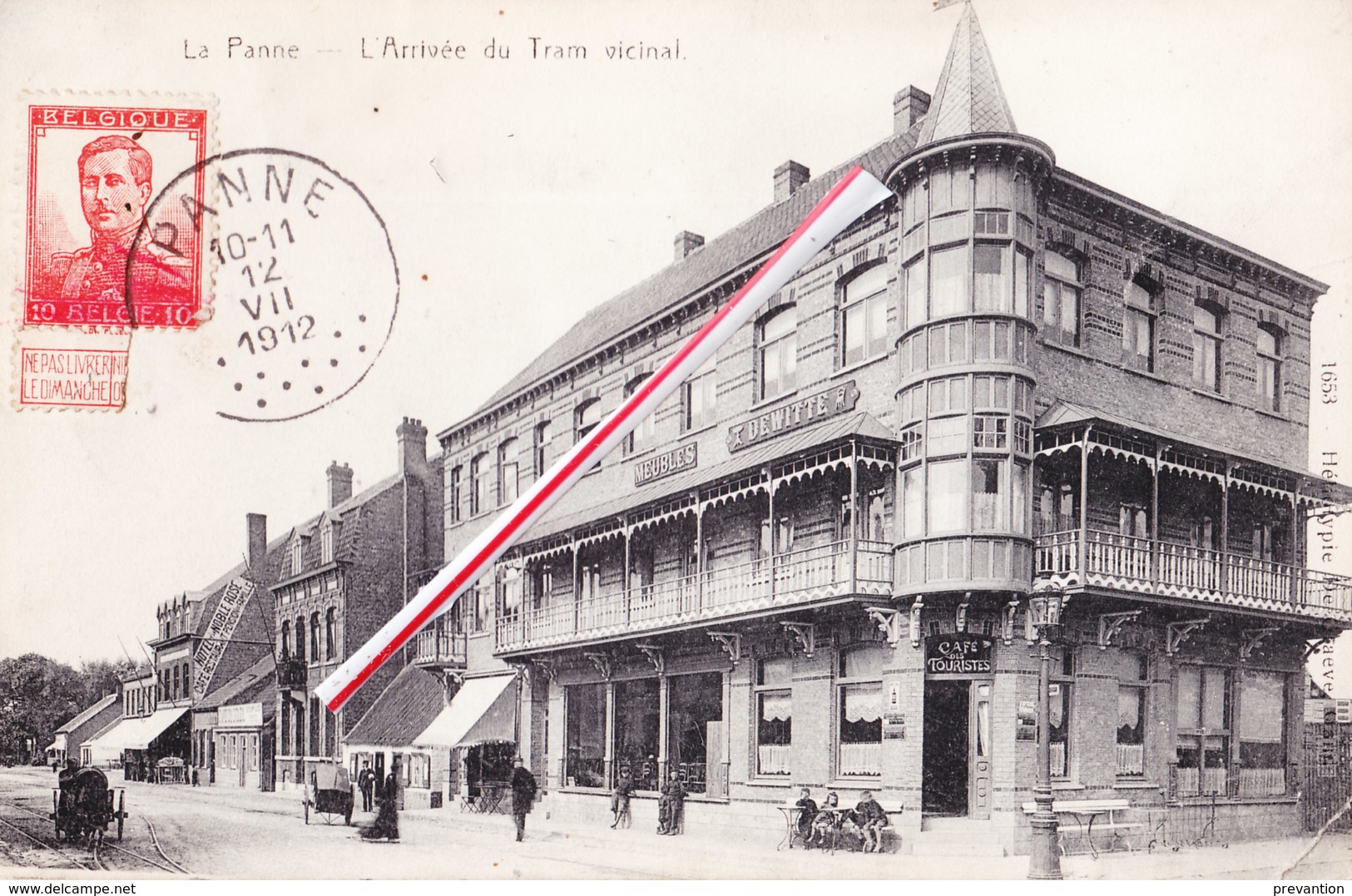 LA PANNE - L'Arrivée Du Tram Vicinal - Avec "Café Des Touristes" + Pub Meubles Dewitte. - De Panne