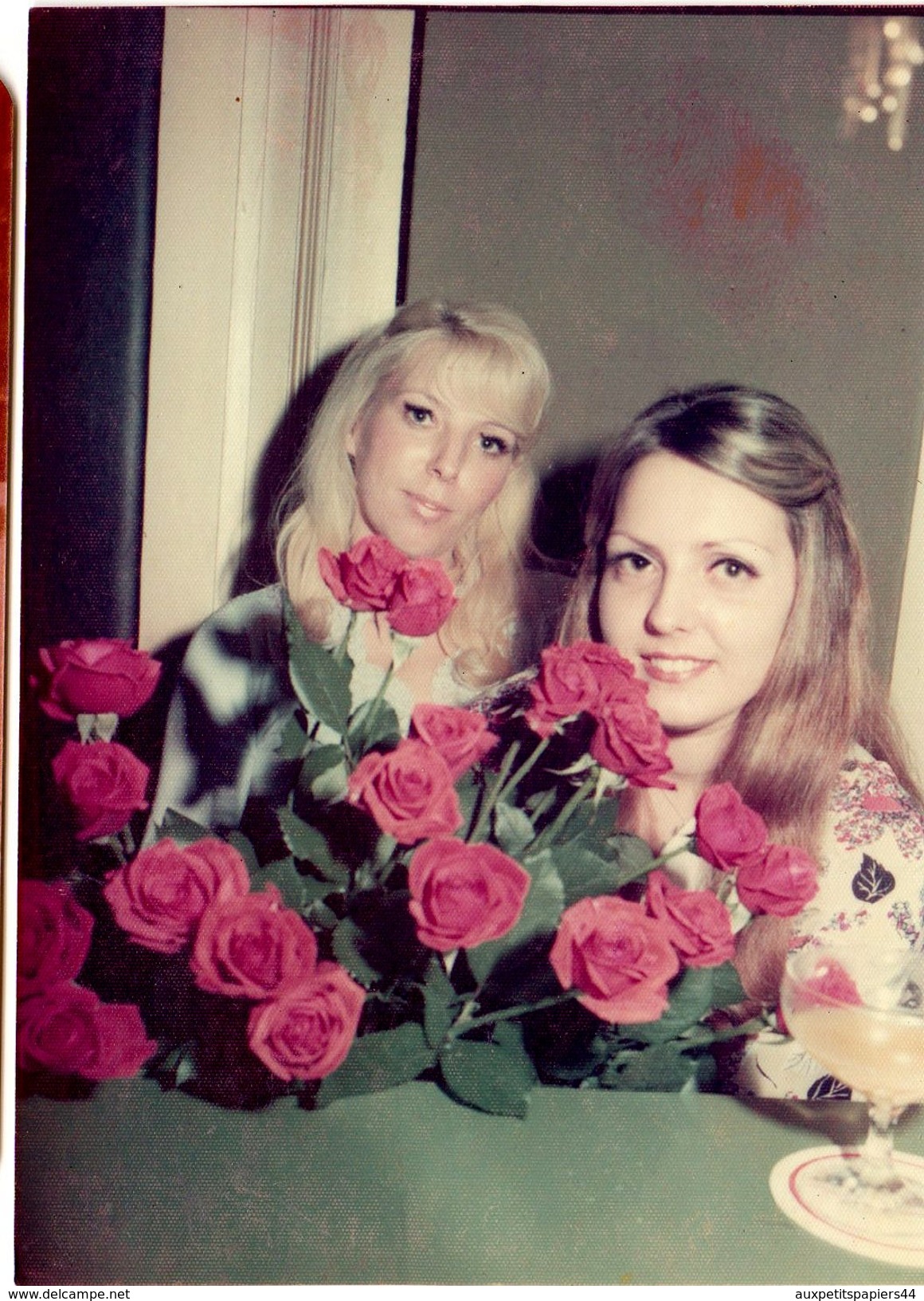 Photo Couleur Originale Deux Pin-up Et Bouquet De Roses Vers 1970/80 - Le Kitsch Dans Sa Splendeur ! - Objets