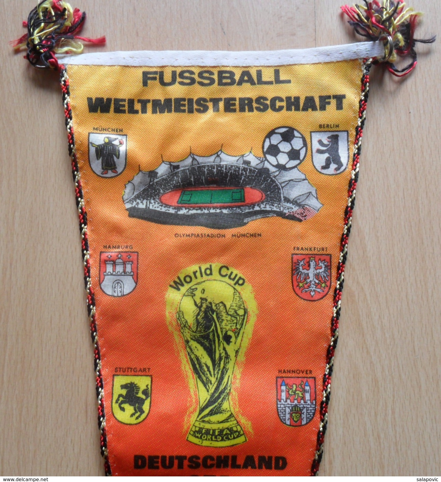 FUßBALL WELTMEISTERSCHAFT DEUTSCHLAND 1974, FOOTBALL WORLD CHAMPIONSHIP GERMANY 1974 OLD PENNANT - Habillement, Souvenirs & Autres