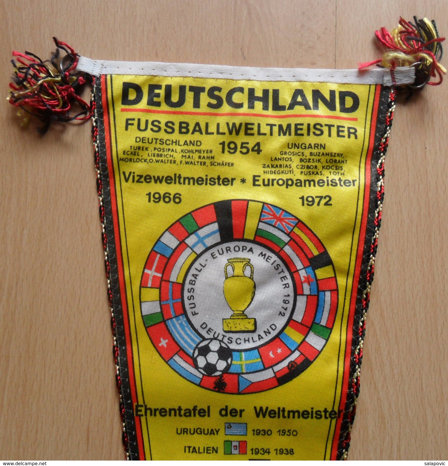 FUßBALL WELTMEISTERSCHAFT DEUTSCHLAND 1974, FOOTBALL WORLD CHAMPIONSHIP GERMANY 1974 OLD PENNANT - Habillement, Souvenirs & Autres