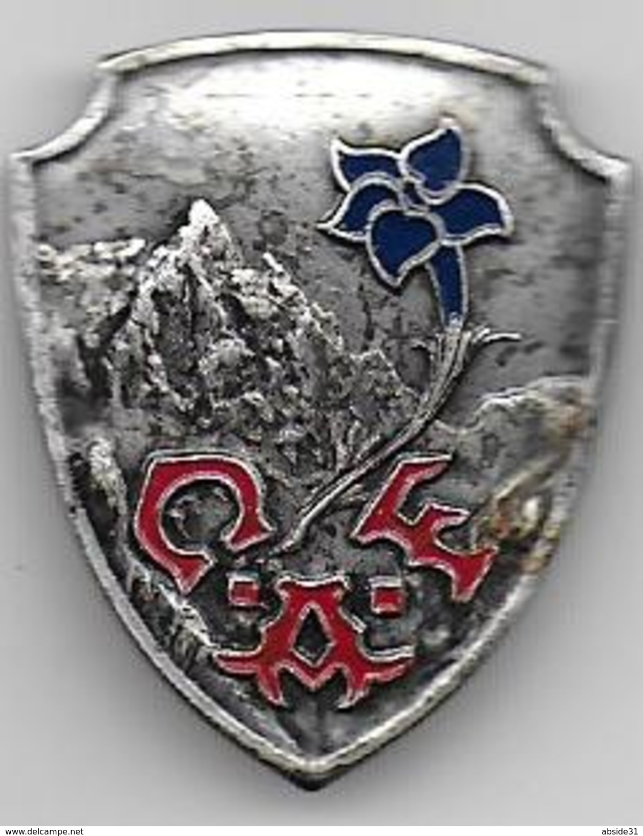 Insigne Augis Du CLUB ALPIN FRANCAIS ( 36mm X 30 Mm ) - Autres & Non Classés