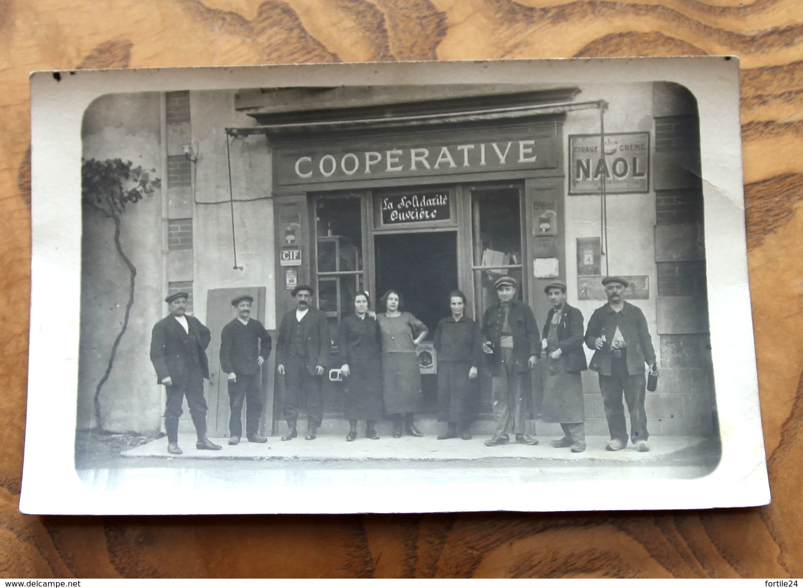 Ouvriers Costumes. Ancienne Photo Format Carte Postale. "Coopérative,  La Solidarité Ouvrière" . Non Située - Métiers