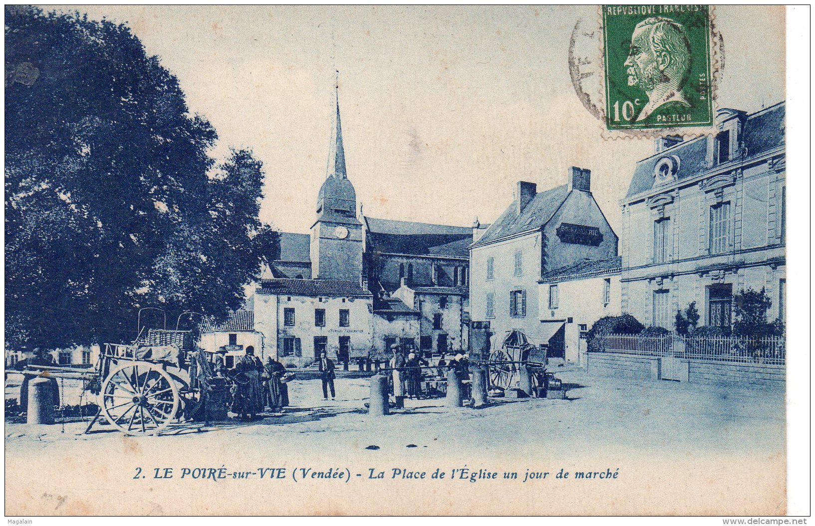 Le Poiré Sur Vie : La Place De L'église Un Jour De Foire - Poiré-sur-Vie