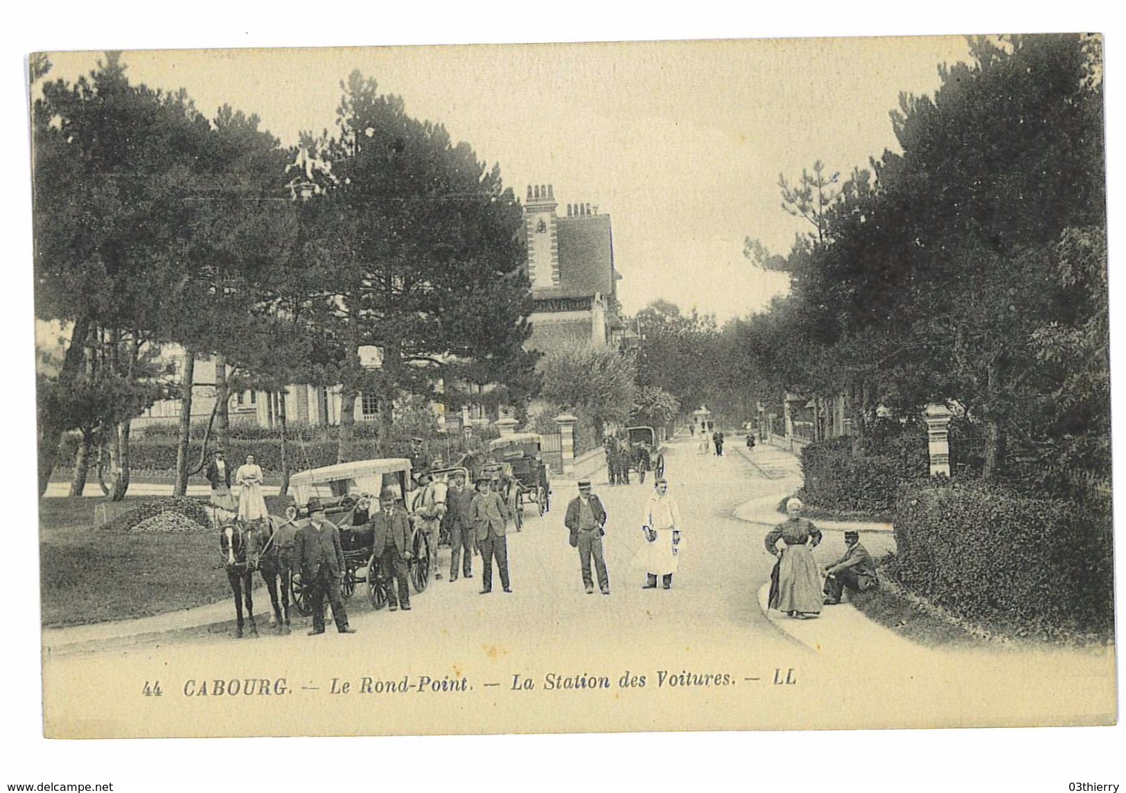 CPA 14 CABOURG LE ROND-PONT LA STATION DES VOITURES - Cabourg