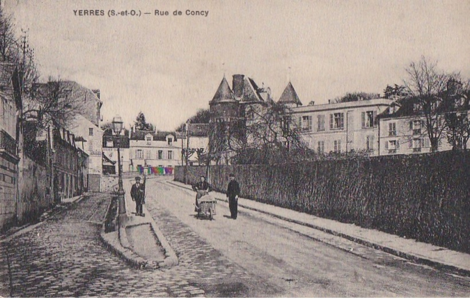 91 YERRES  Un Coin De La Ville Au Fond Commerce JULIEN DAMOY  Femme Et Sa Lessive Rue De CONCY - Yerres