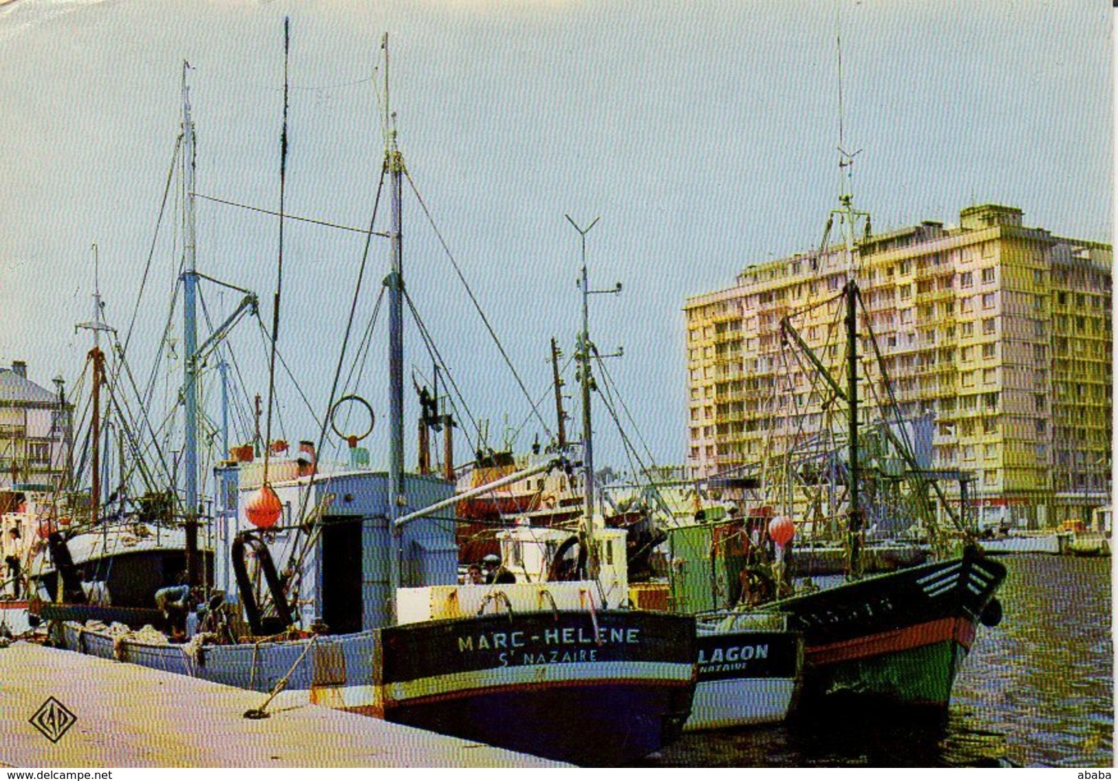 SAINT NAZAIRE BATEAUX DE PECHE DANS LE BASSIN VERS LE BUILDING - Saint Nazaire