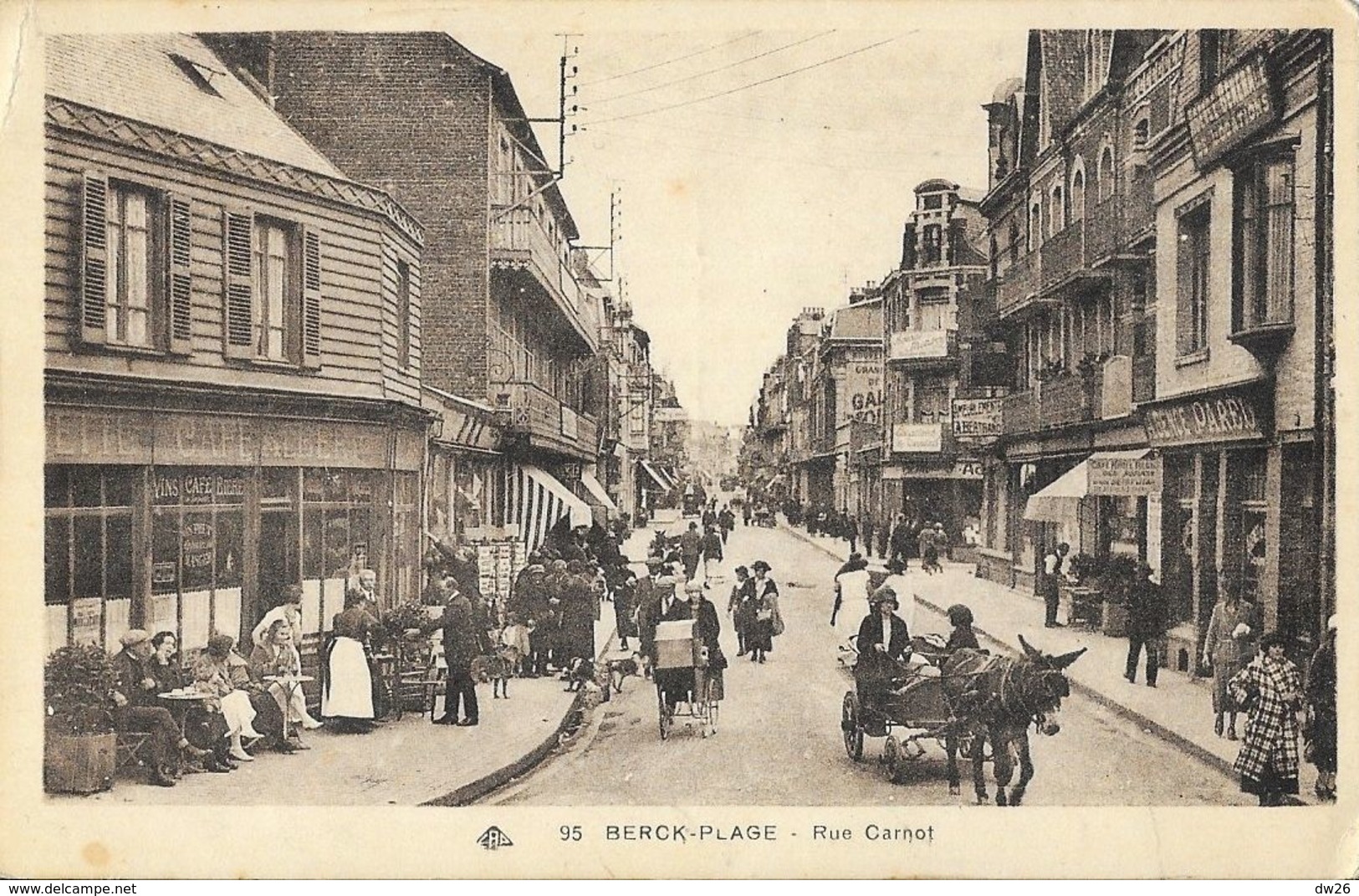 Berck-Plage - Rue Carnot, Belle Animation Devant Le Café Albert - Carte CAP N° 95 Non Circulée - Berck