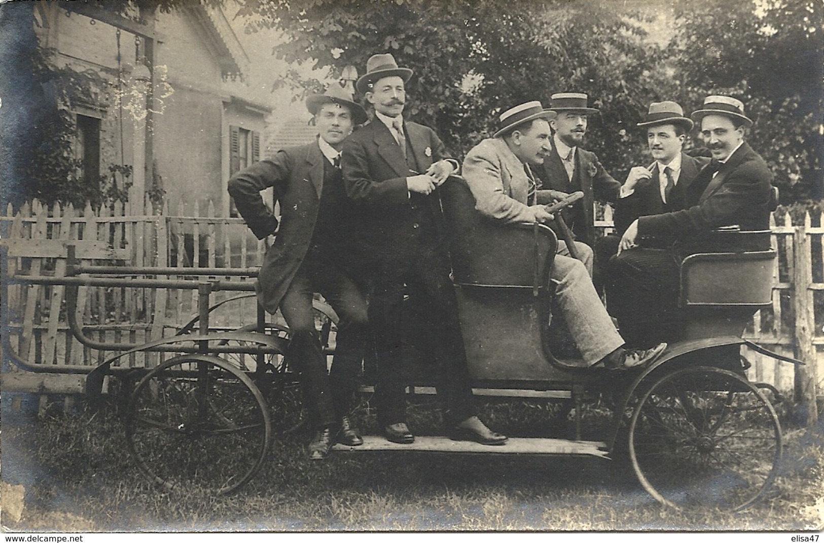 VOITURE  DE  TOURISME  TRES  ANCIENNE  +  GROUPE  D  AMIS - Voitures De Tourisme