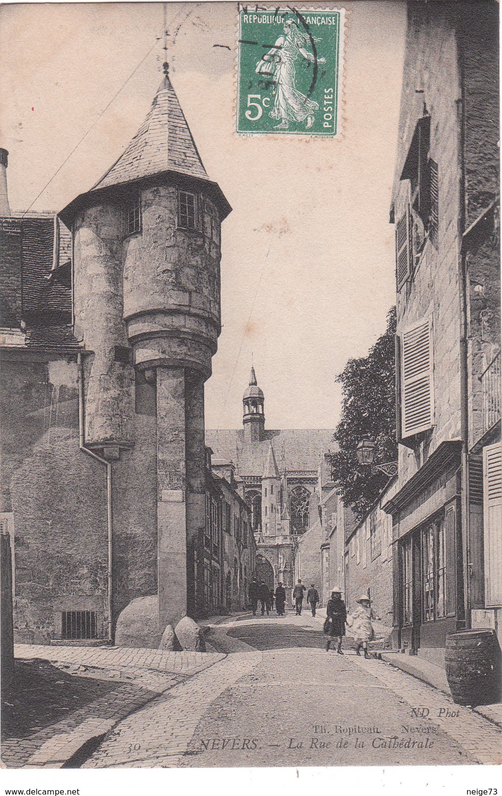 Carte Postale Ancienne De La Nièvre - Nevers - La Rue De La Cathédrale - Nevers